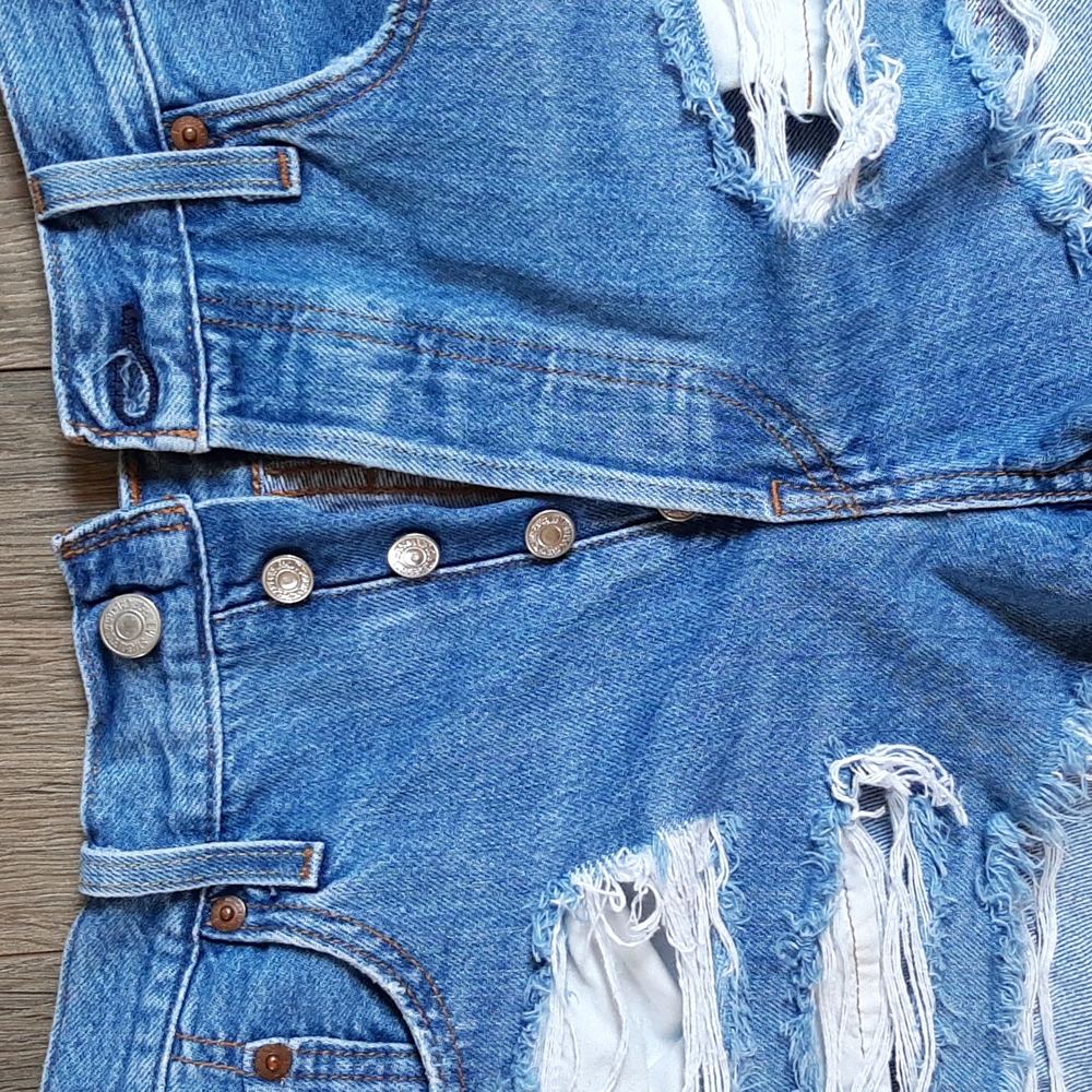 Women's  fly button Levi's Tattered jean short shorts size 28 - Picture 2 of 7